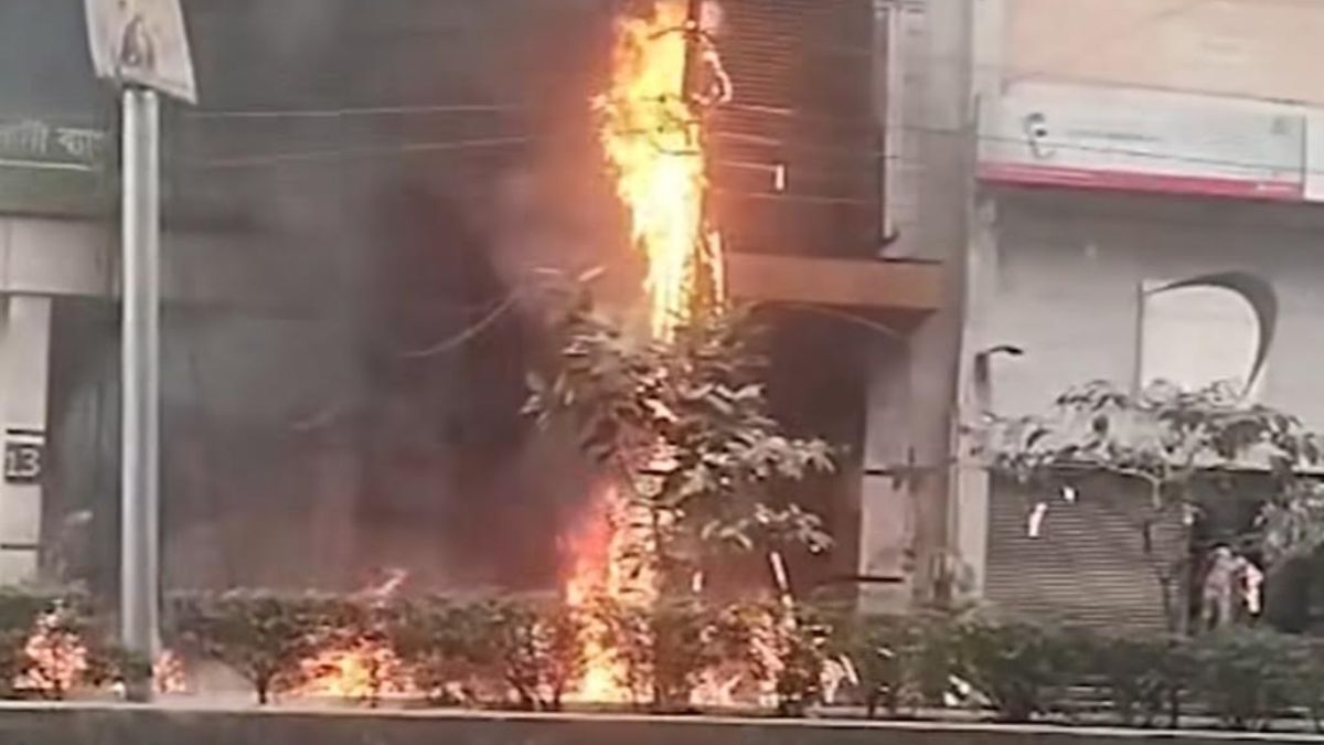 মহাখালীতে বৈদ্যুতিক খুঁটিতে আগুন